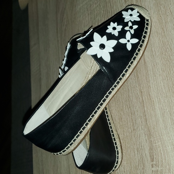 NWOT  Michael Micheal Kors boat leather shoes.8. - Picture 4 of 7